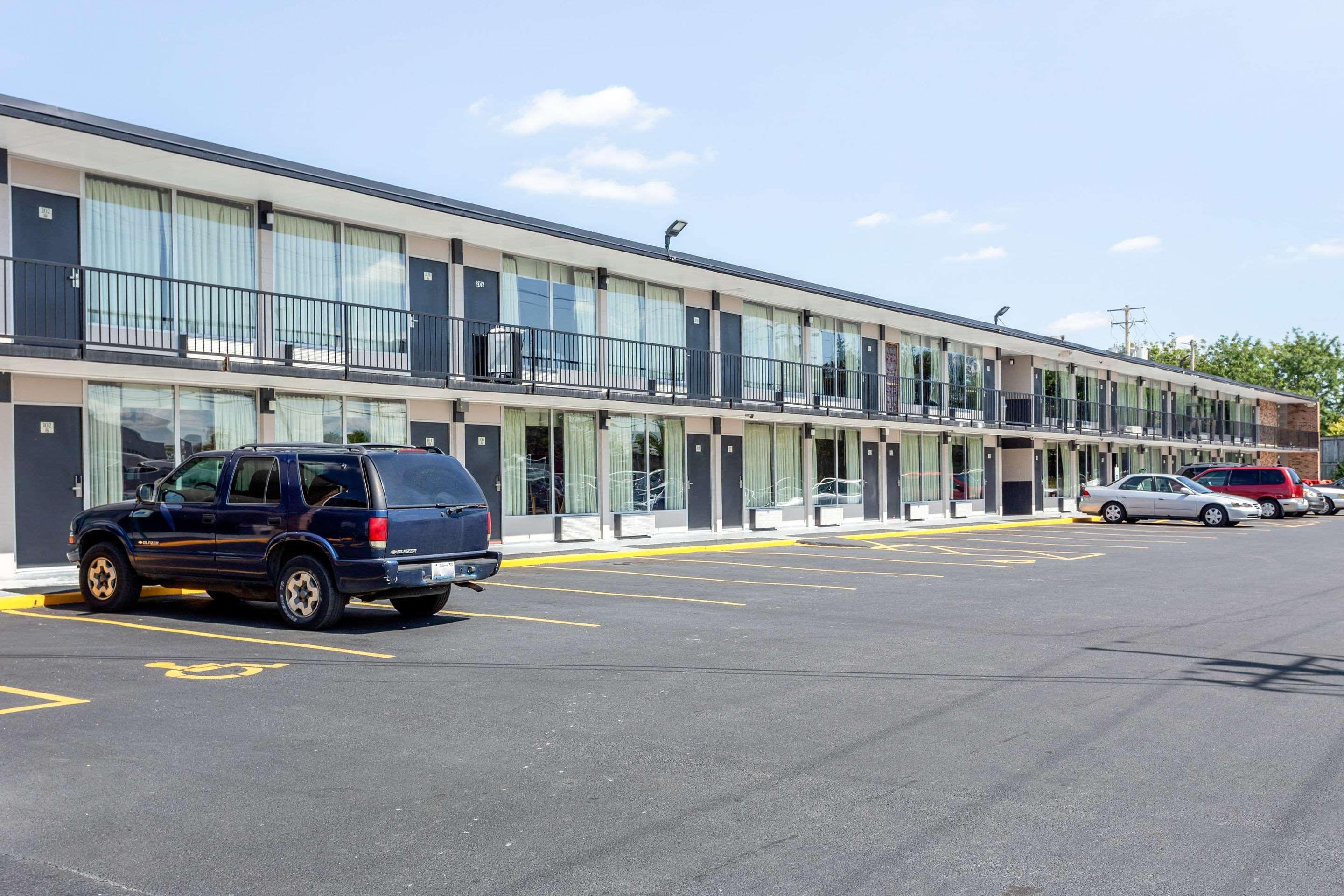Econo Lodge Shorewood Exteriér fotografie