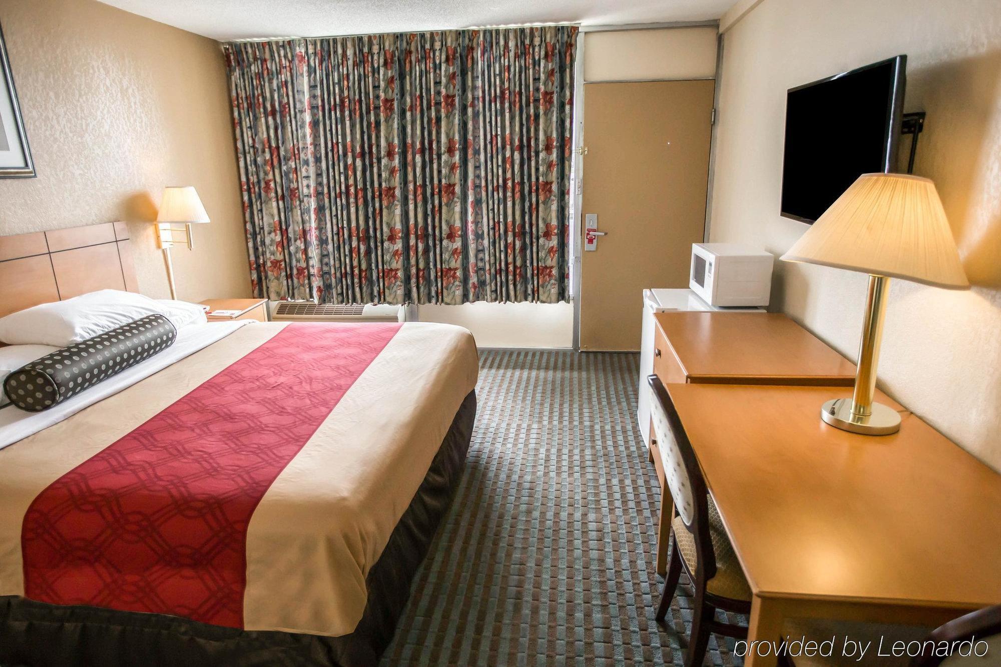Econo Lodge Shorewood Exteriér fotografie